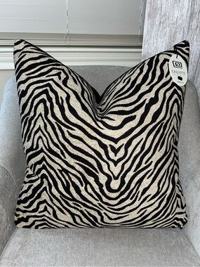 1-NWT CALLISTO HOME JACQUARD ZEBRA DESIGN DECORATIVE LUXURY PILLOW (T07425F11)
